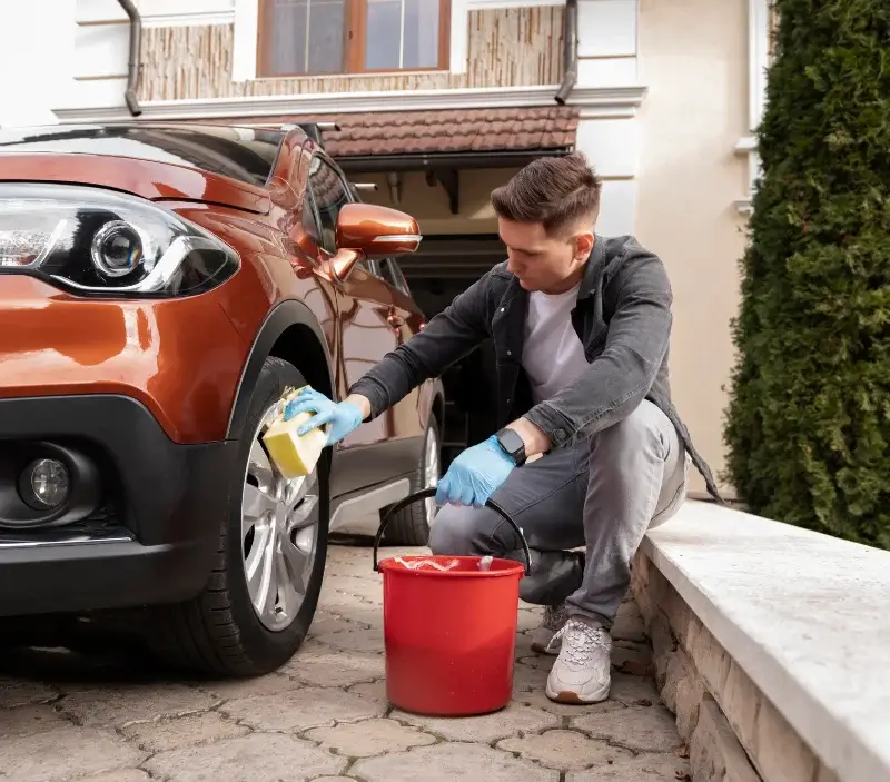 Lavage auto à domicile Deux Rivières : professionnel intervenant sur un véhicule